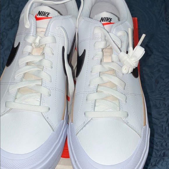 Nike White Black Women's Athletic Shoes - Picture 5 of 8